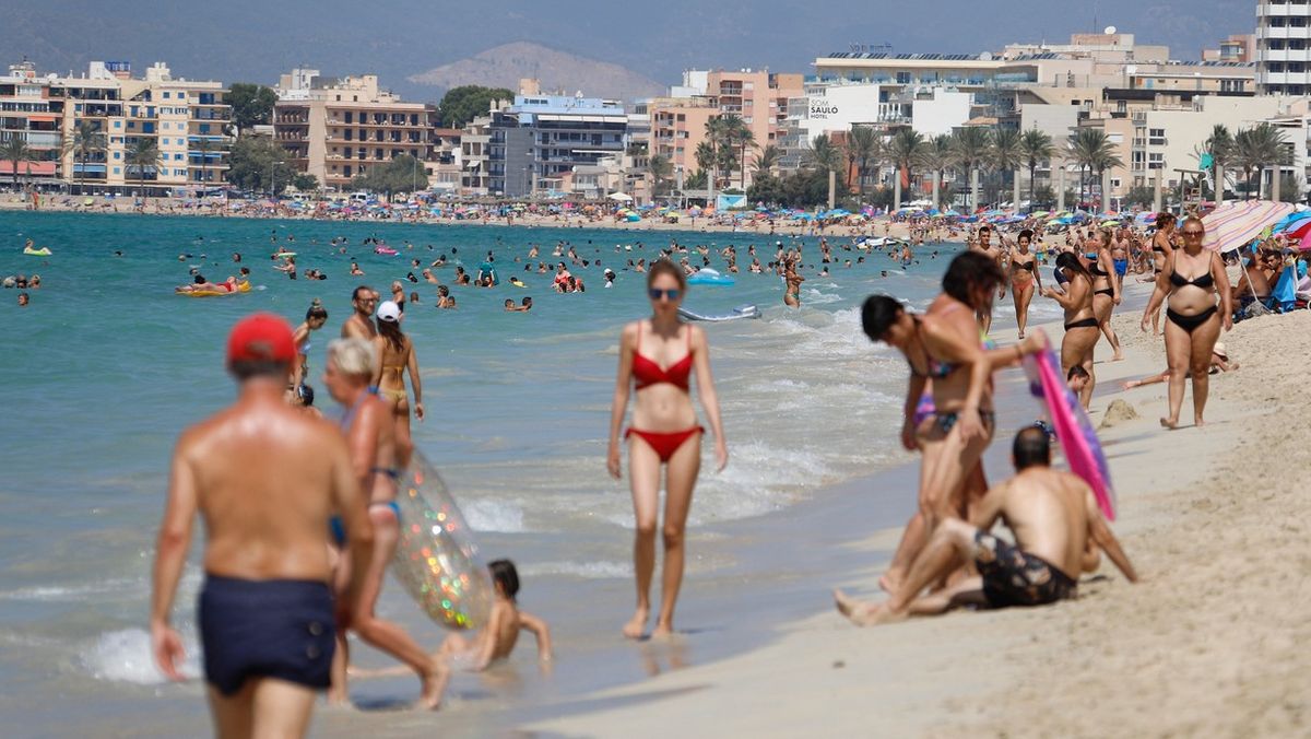 Další krok k normálnímu létu. Europoslanci schválili podobu covidových pasů